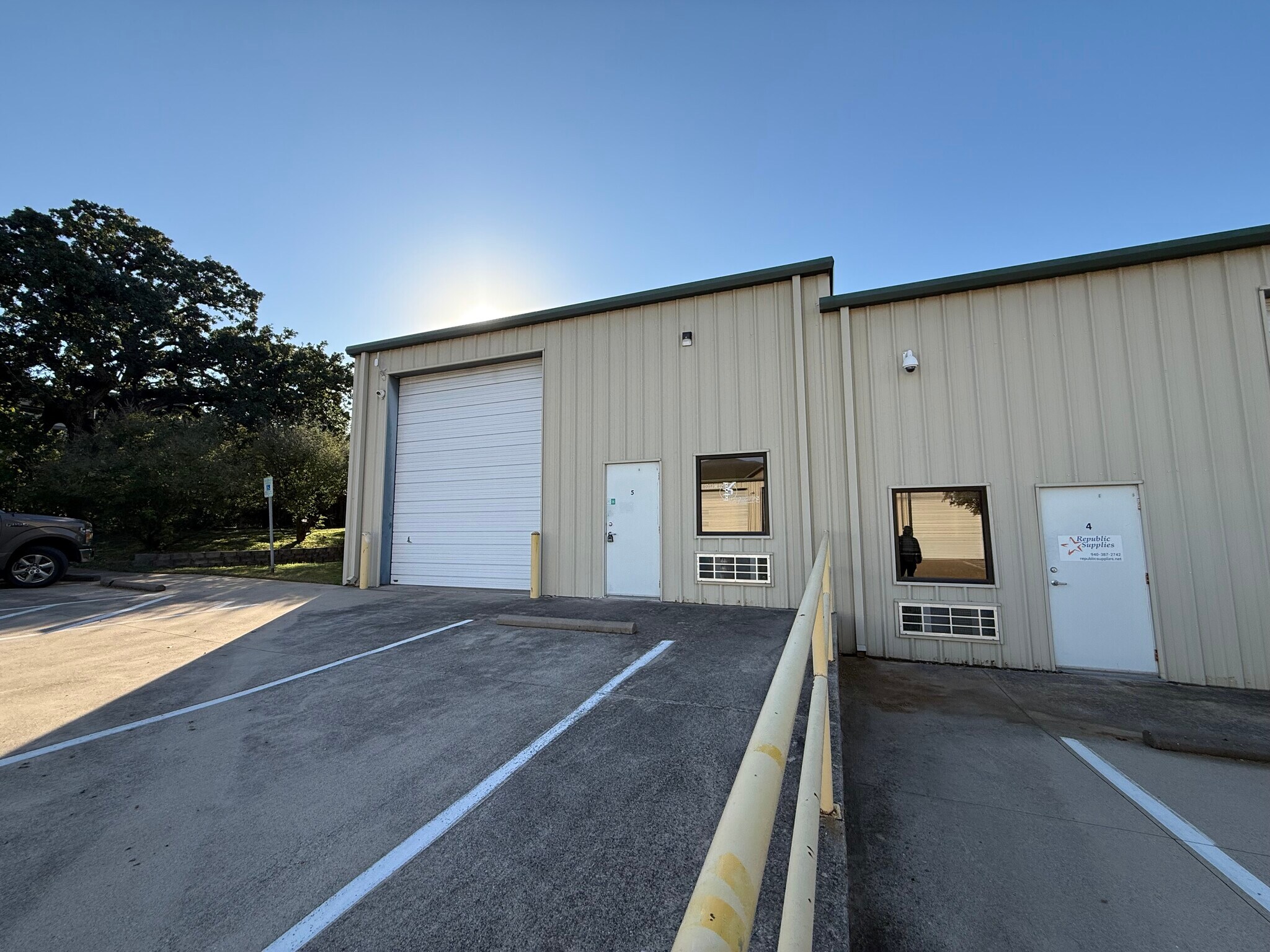 122 Daugherty St, Denton, TX for lease Interior Photo- Image 1 of 17
