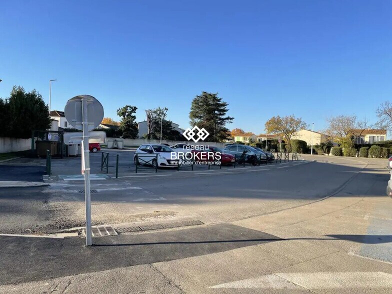 Retail in Saint-Martin-de-Crau for lease - Aerial - Image 3 of 8