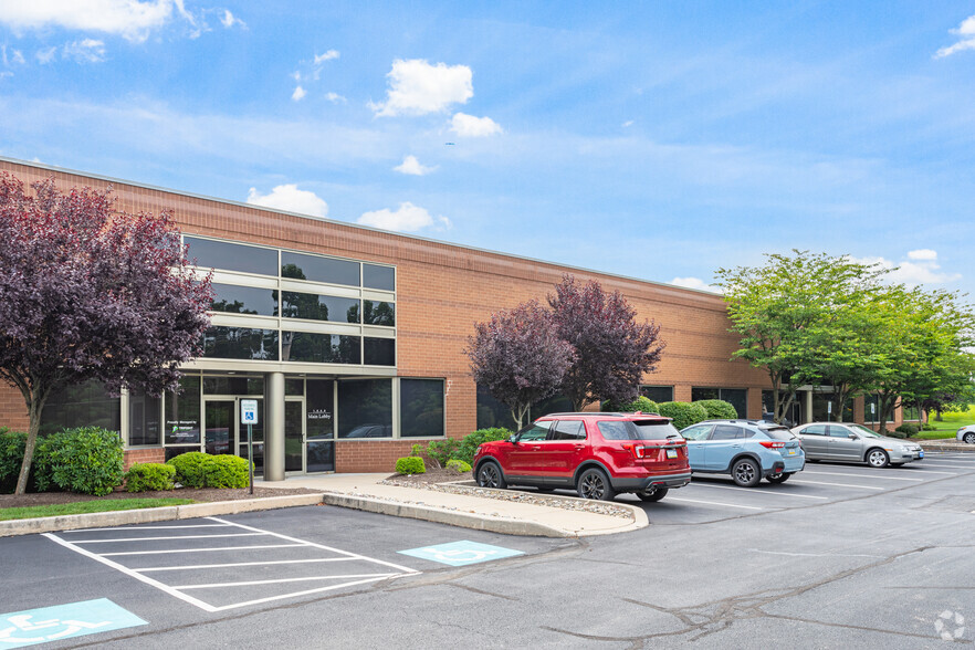 1060 Andrew Dr, West Chester, PA for lease - Building Photo - Image 1 of 4