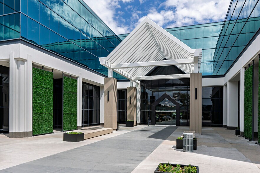 5090 N 40th St, Phoenix, AZ for sale - Building Photo - Image 1 of 1