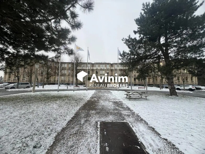 Office in Saint-Aubin for lease - Building Photo - Image 1 of 11