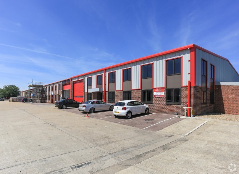 Gatwick Rd, Crawley for lease - Primary Photo - Image 1 of 2