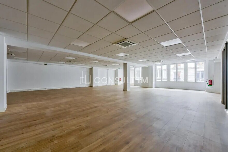 Office in Paris for lease - Building Photo - Image 1 of 8