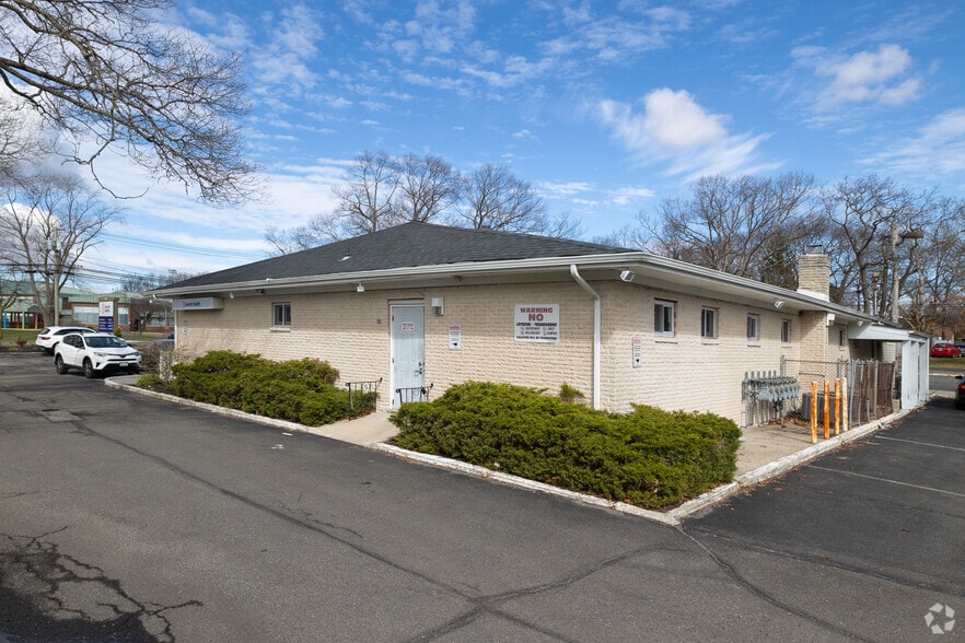 243 Boyle Rd, Selden, NY for lease - Building Photo - Image 3 of 7