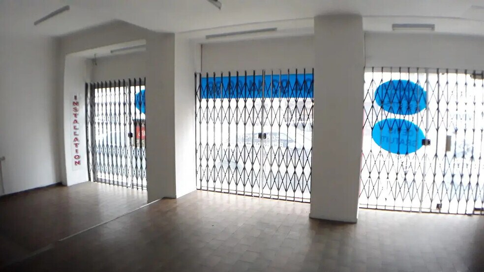 Retail in Nice for lease - Interior Photo - Image 2 of 4