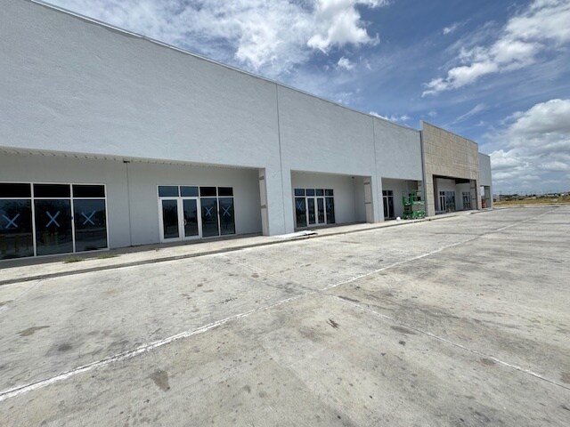 405 Crossroads St, Laredo, TX for lease - Building Photo - Image 3 of 26