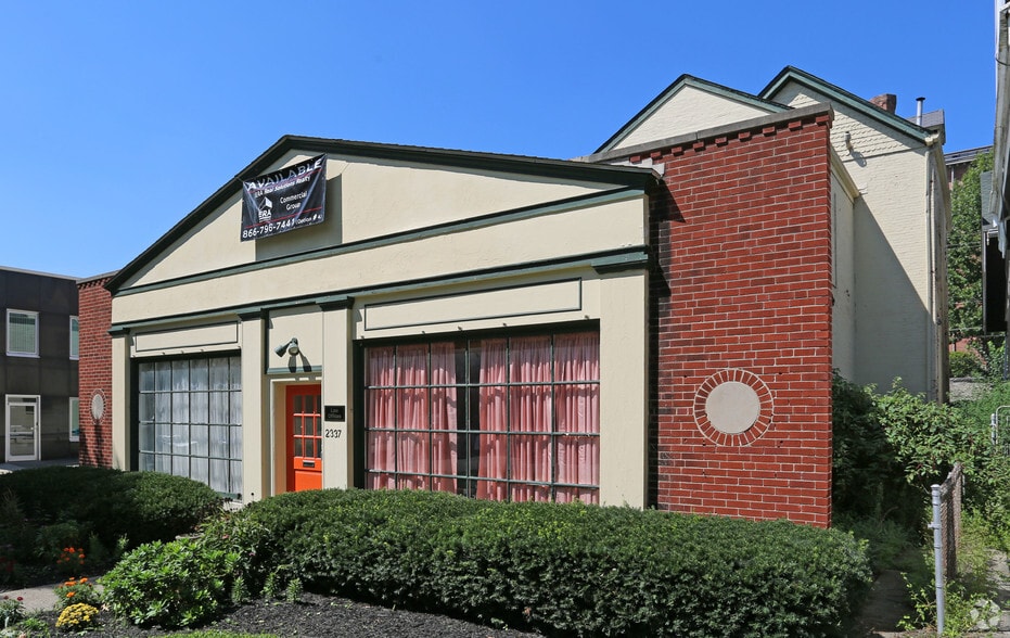 2337 Victory Pky, Cincinnati, OH for lease - Primary Photo - Image 1 of 1