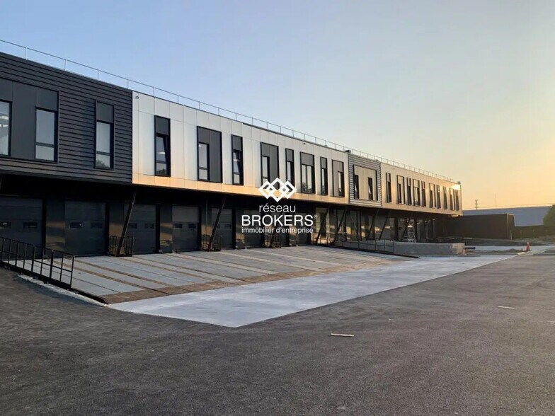 Industrial in Trappes for lease - Building Photo - Image 1 of 8