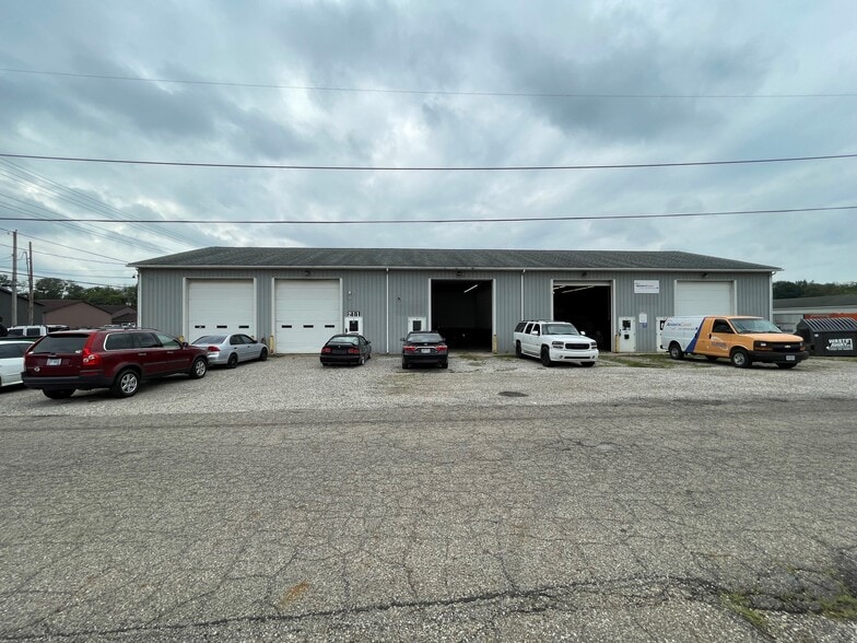 211 Montgomery Ave, Newark, OH for lease - Building Photo - Image 3 of 9