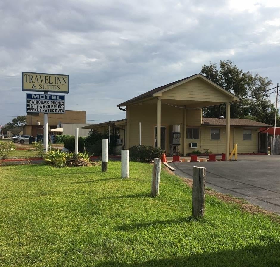 809 W Jackson St, El Campo, TX 77437 Travel Inn