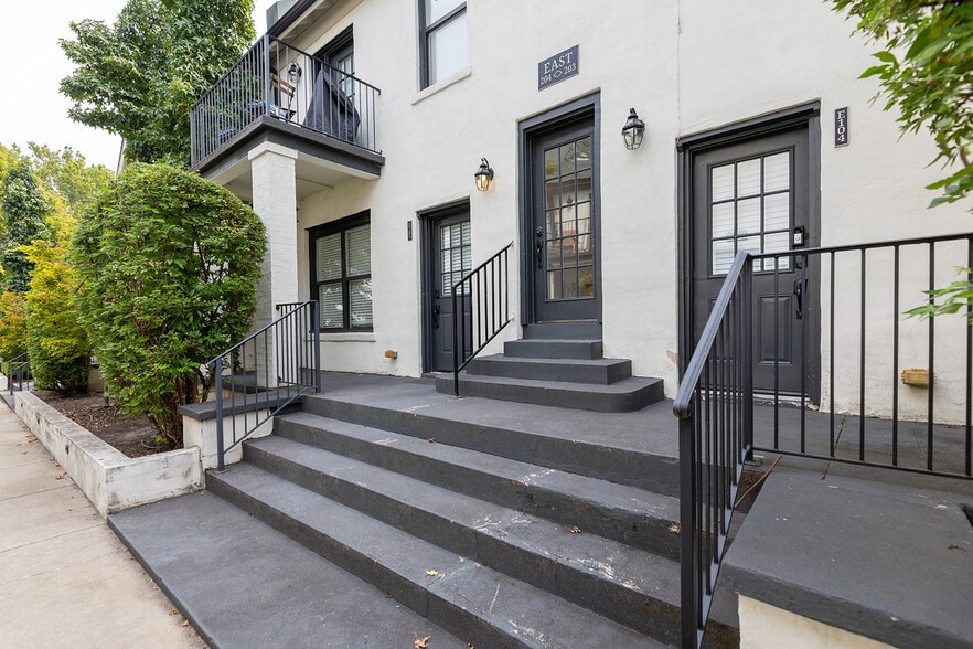 1796-1800 Poplar Ave, Memphis, TN for sale - Building Photo - Image 2 of 31