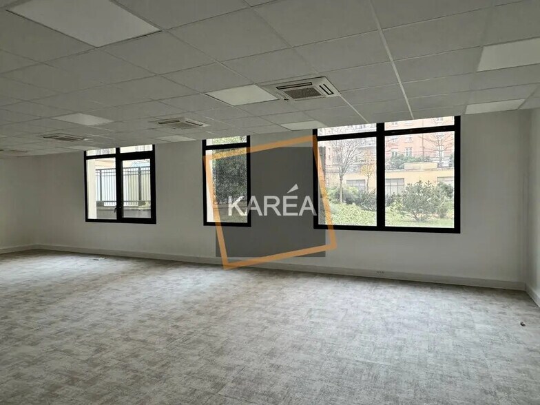 Office in Bussy-Saint-Georges for lease - Interior Photo - Image 1 of 5