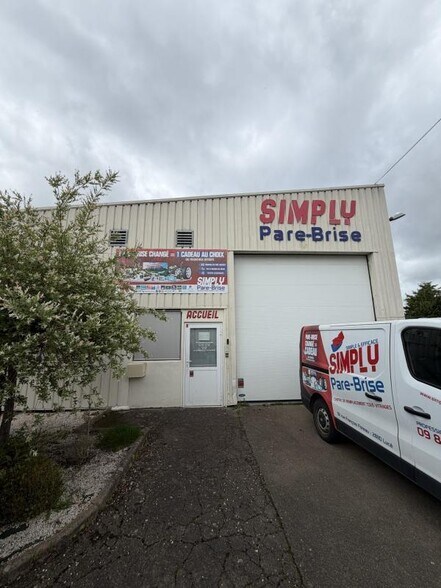 Industrial in Lucé for lease - Building Photo - Image 1 of 17