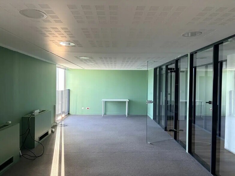 Office in Bordeaux for lease - Building Photo - Image 2 of 12