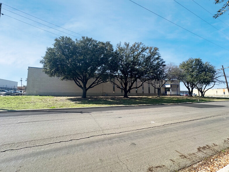 9029 Governors Row, Dallas, TX for lease - Building Photo - Image 3 of 3