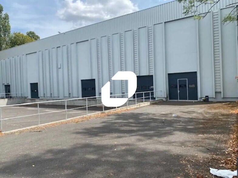 Office in SAINT-OUEN-L'AUMONE for lease - Building Photo - Image 1 of 13