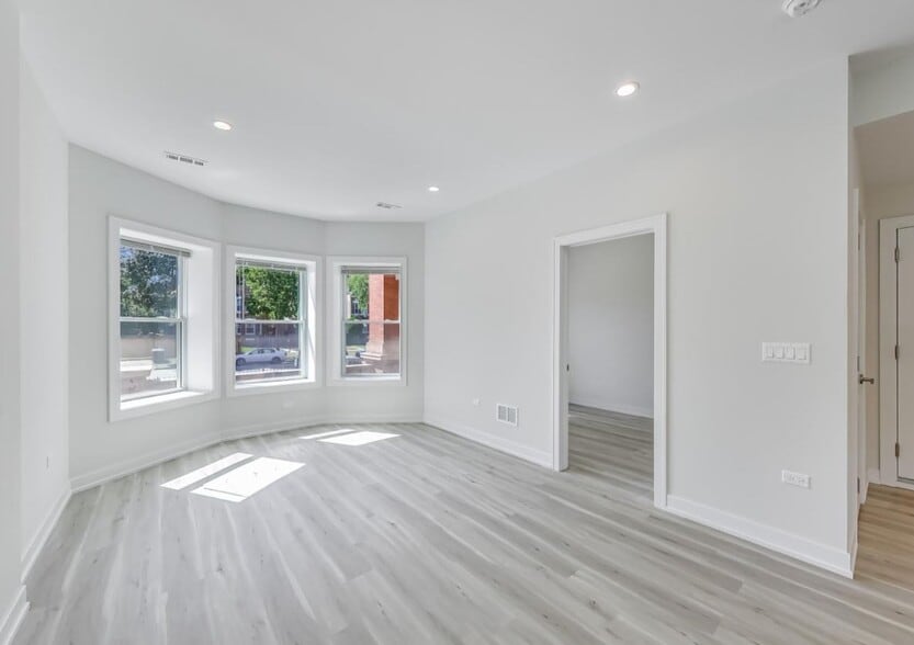 4116 W West End Ave, Chicago, IL for sale - Interior Photo - Image 3 of 6