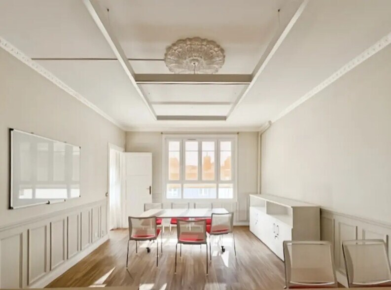 Office in Paris for lease - Building Photo - Image 1 of 7