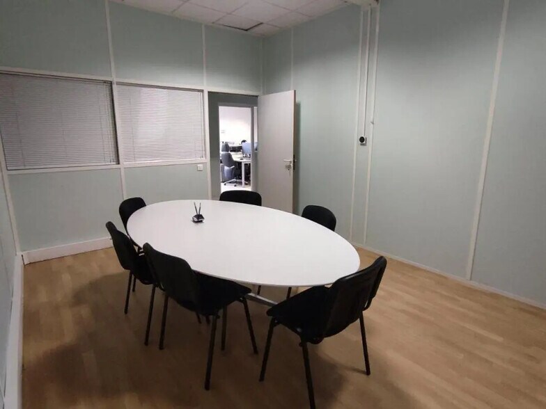 Office in Wissous for lease - Building Photo - Image 2 of 4