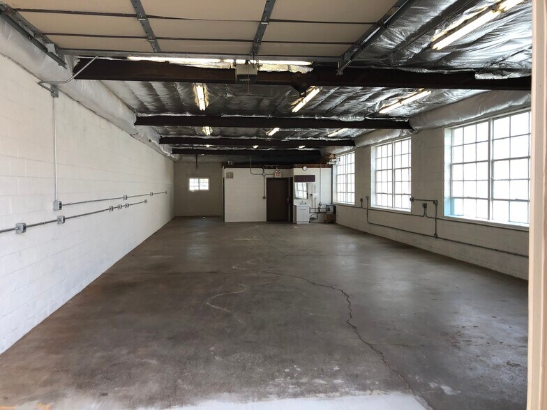 2100 S 57th St, West Allis, WI for sale - Interior Photo - Image 3 of 20