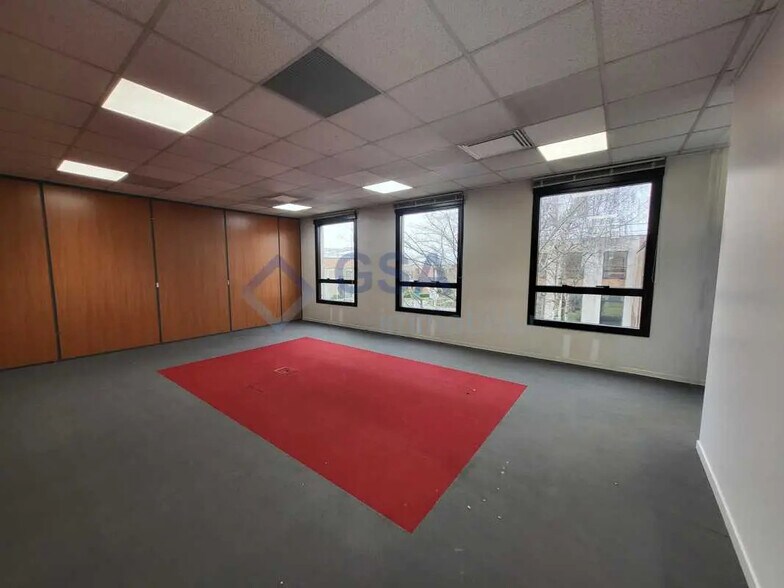 Office in Massy for lease - Building Photo - Image 3 of 7