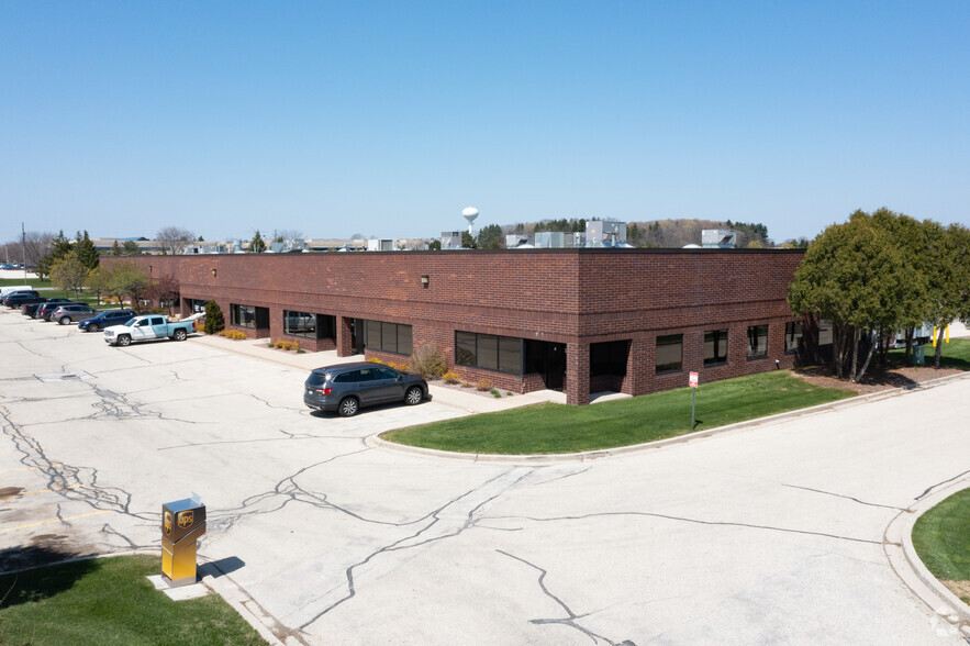 6100 W Executive Dr, Thiensville, WI for lease - Primary Photo - Image 1 of 7