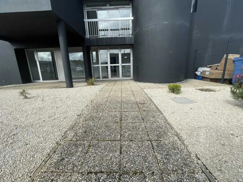 Office in Allonne for lease - Building Photo - Image 3 of 7