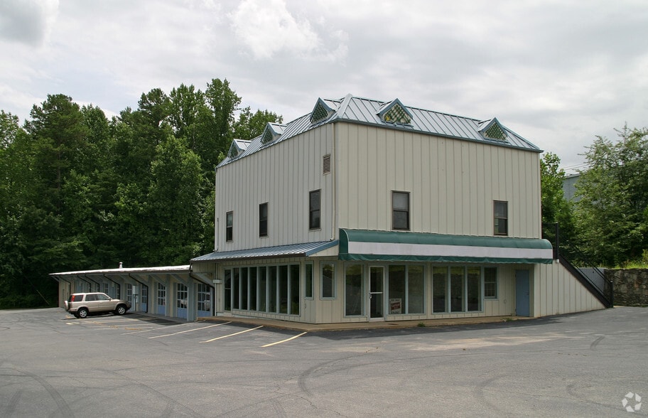 108 Sharon Dr, Yadkinville, NC 27055