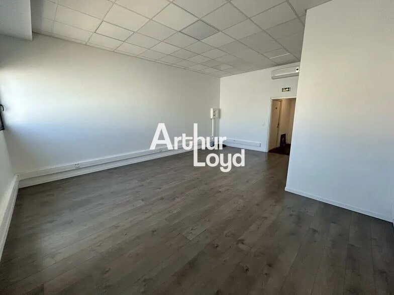 Office in Puget-sur-Argens for lease - Interior Photo - Image 2 of 8