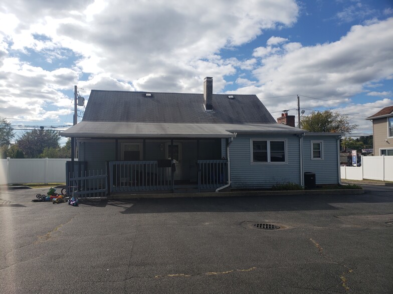 621 Broadway, Amityville, NY for sale - Building Photo - Image 2 of 36