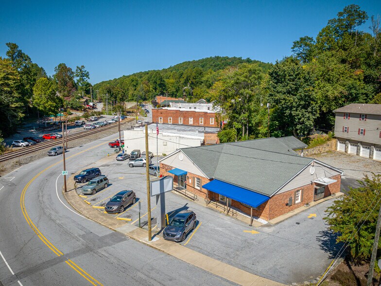 108 E Main St, Saluda, NC 28773