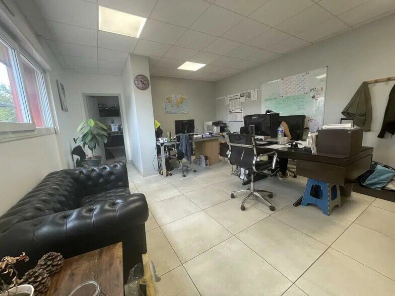 Office in Allonne for lease - Interior Photo - Image 1 of 9