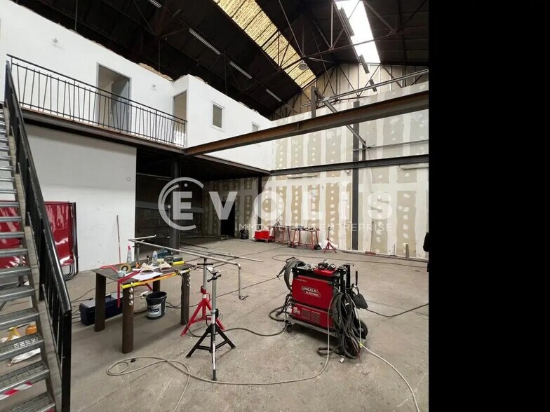 Flex in Feyzin for lease - Interior Photo - Image 2 of 8