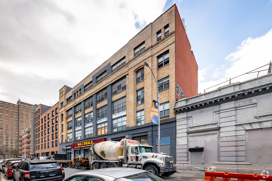 28-38 Debevoise St, Brooklyn, NY for lease - Primary Photo - Image 1 of 21