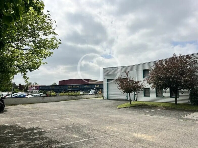 Flex in Toussieu for lease - Building Photo - Image 1 of 7