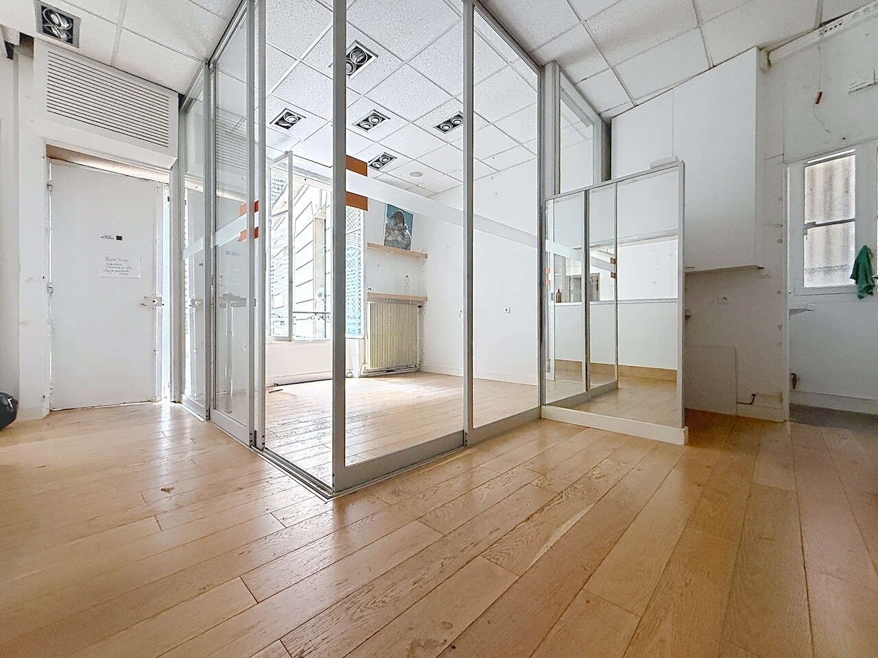 Rue La Boétie, Paris for lease Interior Photo- Image 1 of 12