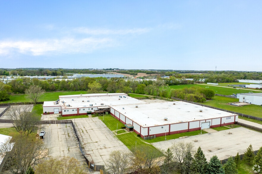 4750 Hiawatha Dr, Rockford, IL for lease - Building Photo - Image 2 of 6