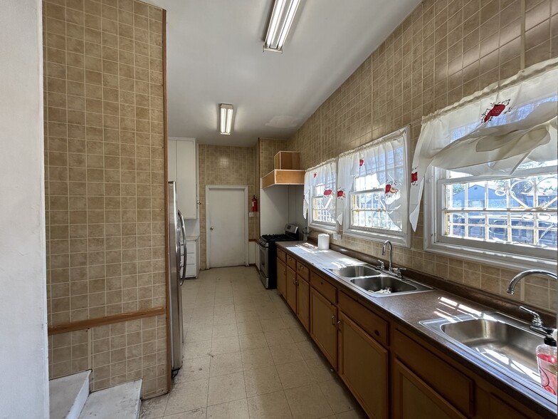 1202 E Plymouth St, Long Beach, CA for sale - Interior Photo - Image 3 of 6