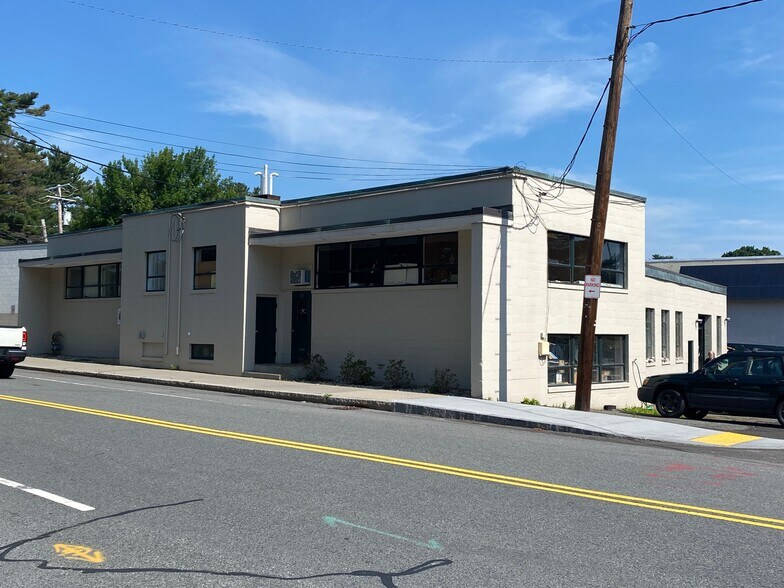 1012 Dedham St, Newton, MA 02461