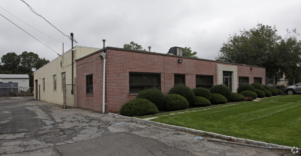 16 Norden Ln, Huntington Station, NY for lease - Building Photo - Image 1 of 2