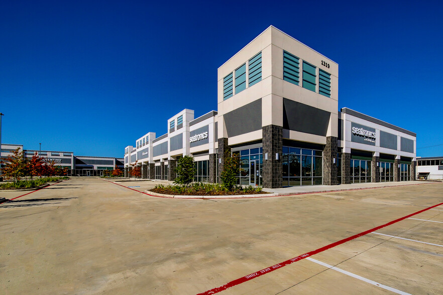 1311-1319 W Sam Houston Pky N, Houston, TX for lease - Building Photo - Image 1 of 1