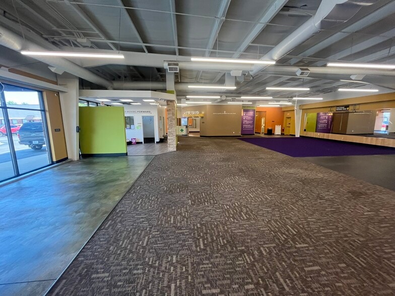 5530 E Highway 62, Jeffersonville, IN for lease - Building Photo - Image 3 of 6