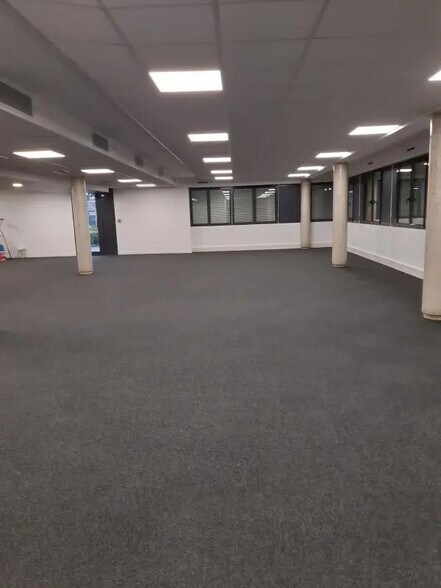 Office in Champs-sur-Marne for sale - Building Photo - Image 3 of 11