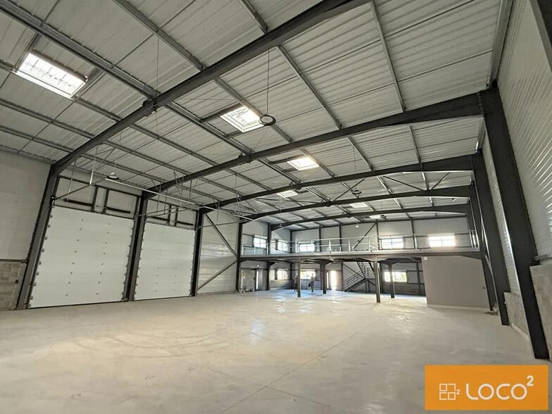 8 Rue Ecopole, Villeneuve-Tolosane for lease - Interior Photo - Image 2 of 10