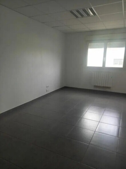 Flex in Bourguébus for lease - Interior Photo - Image 3 of 4