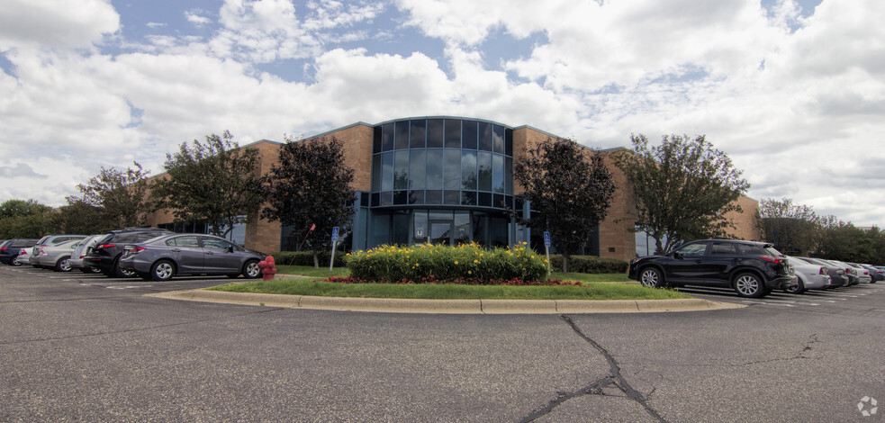 9555 James Ave S, Bloomington, MN for lease - Building Photo - Image 1 of 8