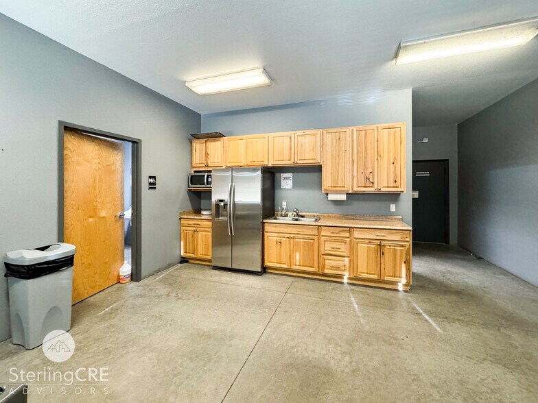 8129 Cowboy Trl, Missoula, MT for lease - Interior Photo - Image 3 of 12