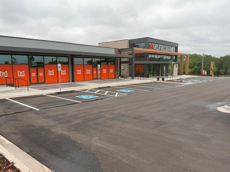 3800 E 15th St, Edmond, OK for lease - Building Photo - Image 3 of 9