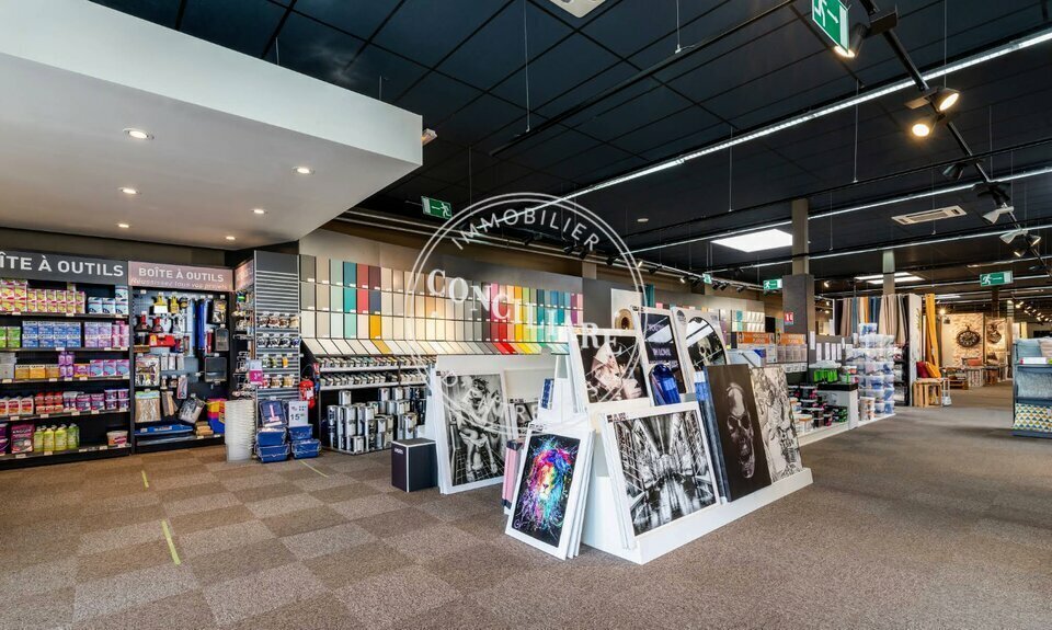 Retail in Roques for lease - Interior Photo - Image 2 of 2