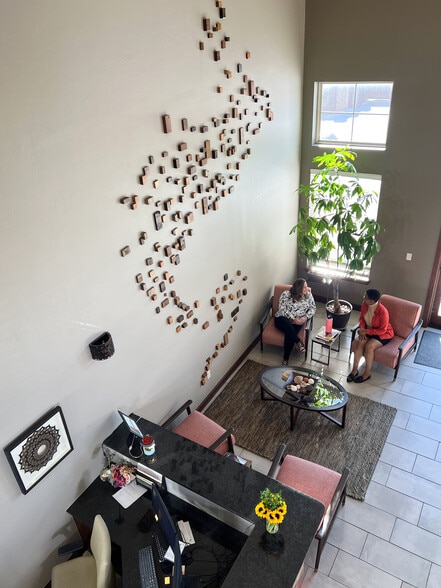 2524 N Broadway, Edmond, OK for lease - Interior Photo - Image 2 of 15